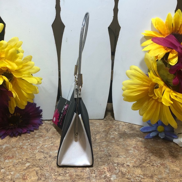 New “For The S🌸PHISTICATED” Clasp Purse - Picture 3 of 9